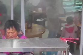 起个大早送完安仔上学去赶集，在爷爷那边买了一些新鲜的小虾米，做个醉虾，剩下的再炒个油爆小河虾！真是又仙又美！#跟着rose学做菜 #丽水宝藏古村 #宝藏古村 #乡村守护人 #南方跨年美食可以这么朴素 #山货上头条 视频封面