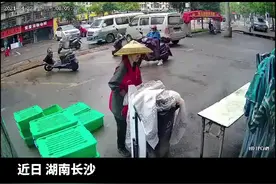 屡次催收卫生费不成，环卫工拖垃圾堵门#环卫工人 #垃圾 #维权视频封面