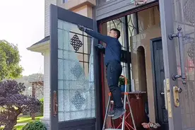 钢化玻璃爆裂后，不用担心会自动掉落视频封面