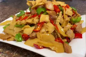 五花肉炒竹笋干，有这一过菜下饭其它菜我都可以不要#竹笋干炒肉视频封面