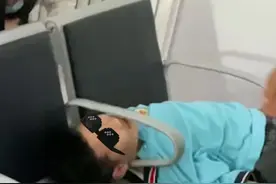 男孩中暑挂号不料头卡座椅。医院的椅子不好躺。视频封面