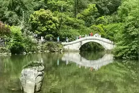 二今天是清明节，我们一家到革命英雄烈士记念碑，缅怀先烈视频封面