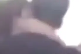 如此秀恩爱？男子怀抱美女骑电动车边骑边亲吻#危险动作请勿模仿 #一起文明出行 @抖音短视频视频封面