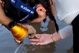女子赶海被螃蟹夹手，听着就很疼视频封面