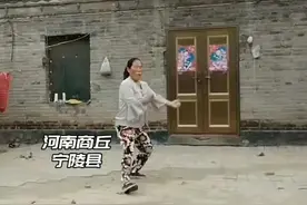 53岁农村大妈酷爱武术，回娘家的间隙也要跟娘家哥切磋一段。视频封面