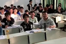 反向课堂签到：到了的别签到，签了的就是没到的……#校园 #反向操作视频封面