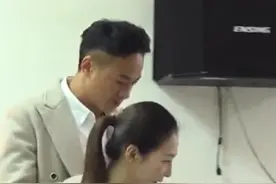#何润东 首次跟妻子回老家过节，全程接地气，一点架子没有，当年商场拍戏偶尔认识售货员的妻子，十年至今无绯闻👍视频封面