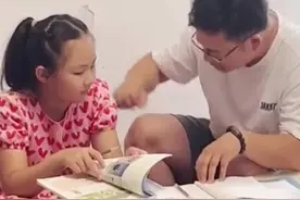 清华爸爸辅导女儿暑假作业被气到崩溃锤墙：“一道题讲七八遍也听不明白”视频封面