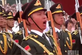 原声！7月1日，#礼兵伴随百响礼炮走过红毯现场，动作整齐划一，声音铿锵有力！@央视新闻