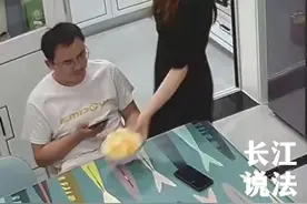 妻子将掉在地上水果喂给丈夫，丈夫敢怒不敢言。网友：掉在地上3秒捡起不脏。视频封面