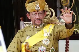 文莱国王哈吉，整个皇宫全是金子做的，就连"厕纸"也是黄金，后宫更是藏娇40多名美女，为何却受国民爱戴？#文莱 #西瓜大热门 @西瓜视频视频封面