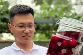 刚哥五月中旬拍的杨梅，今天终于到了，按照他的惯例先用高度白酒泡上，不过水煮#杨梅我还是第一次喝，刷新的我的认知。#我的乡村生活  视频封面