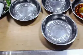 早餐店灌汤小笼包馅料配方：肉沫500克，盐4克，鸡精5克，味精5克，老抽15克，姜水400克，加饭酒4克，蚝油5克，食粉1克，黄酒3克，生粉5克，皮冻600克。馅料拌均匀即可#小笼包 #灌汤包 灌汤包视频封面