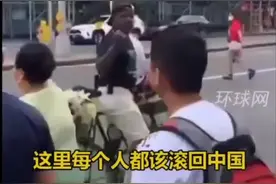 干得漂亮！非裔男子在纽约唐人街叫嚣：这里的每个人都该滚回中国，下一秒被华裔一拳打趴视频封面
