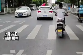 网友爆料：行车途中孩子爬出天窗,是家长的默认 还是毫不知情？#法治热搜 来源：@洞爷湖 视频封面