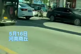 男子骑着电瓶车下台阶 结果...#惊不惊喜意不意外 #万万没想到 #这操作都看傻了 #社死现场 视频封面