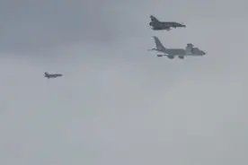 俄罗斯苏-30战机在黑海上空驱逐两架法国幻影战机及一架空中加油机@DOU+小助手视频封面