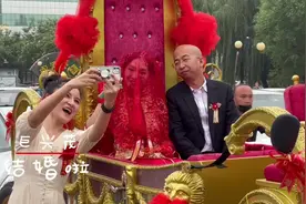 巨兴茂导演在山西左权县老家举行婚礼。演员杨志刚前来祝福视频封面
