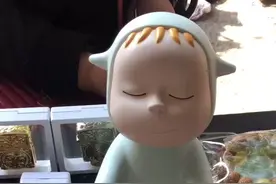 古玩摊上遇到“奈良美智”，要两千的玩偶，15拿到手，老板说她亏大了视频封面