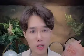 手机不是用来看热闹的，是非明辨尊老敬贤。#大妈全副武装在地铁上吃香蕉 #过分了昂 #你大妈还是你大妈 @DOU+小助手视频封面