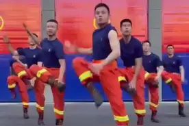 全网都等着刘畊宏批作业，”蓝朋友”们也不例外#刘畊宏 #你还没跟着刘畊宏跳操吗 #消防员的日常 视频封面