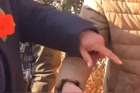 接亲司机不能喝男方倒地上敬酒。 网友：传统在一点点进步。视频封面