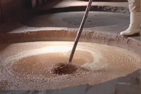 生产一批酱油就要4年时间，濒临失传的传统古法酿造酱油工艺#科普视频封面