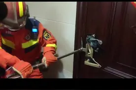 震惊！泰州一男子独自在家，敲门1小时无应答，原因竟是……消防温馨提示：聚会喝酒要适量，切勿过量饮酒，以免发生意外。独自在家时也要注意用电防火安全！#119宣传月 #蓝朋友 #火焰蓝视频封面