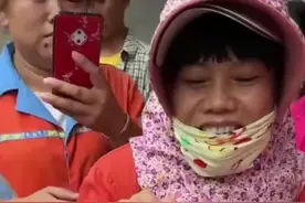海口一路边垃圾桶里，有人捡到一名男婴，婴儿身上还连着脐带。目前，有关情况警方正在进一步处理中。视频封面