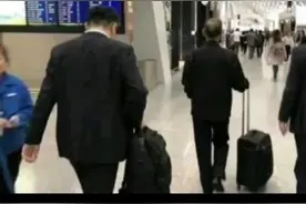 2018年，76岁的中兴通讯创始人侯为贵拉着行李箱走在机场，后面跟着中兴通讯董事长殷一民和总裁赵先明视频封面