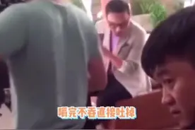 网传汪涵老坛酸菜面拍摄花絮：嚼完面不咽 就吐掉了。#老坛酸菜 #汪涵 @抖音短视频视频封面