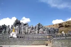 天藏，是藏族人古老的习俗，人死后把它分割一块一块献给秃鹫