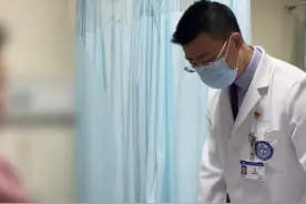 年龄大了，走多了或者坐久了腿就会肿，上床睡一觉或把脚抬高肿又消了，来听听马老师讲怎么回事？#健康科普 #关节置换 #医生日常 视频封面