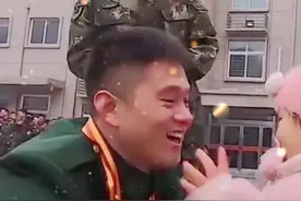 又萌又暖～两岁萌娃手捧鲜花，迎接退伍老兵回家，网友：国家把你的爸爸还回来啦！#你的努力值得被看见视频封面