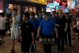 近日，长沙连续两周开展低俗网络直播整治。9月6日晚，在黄兴路步行街，低俗网红直播基本绝迹，“网红长沙”夜生活恢复和谐。#湖南之声视频封面