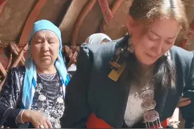 新疆哈萨克牧民女儿出嫁，离家之前的哭嫁是用歌声唱出来！很感人，在场者无不动容！#哈萨克族 #记录真实生活 #民族特色民族文化 视频封面