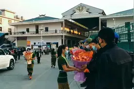 首批支援佤邦的中国医疗团队返程。来时凛冬风雨，回时春暖花开。视频封面