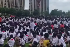 太拉风了~开学典礼上校长“从天而降”，学生们欢呼一片~视频封面