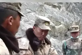央视披露去年中印边境冲突现场画面中，在祁发宝身边与外军交涉的那名翻译，是位在校大学生，大三应征入伍。视频封面
