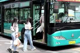 太方便了！8月21日起，济南公交刷这几类卡乘车不用再出示健康码，系统自动核验持卡人的健康码状态视频封面