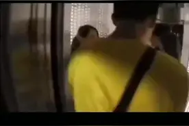 游客聊天忽视电梯小姐询问反指责，遭电梯小姐现场发飙。视频封面