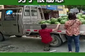 河南驻马店：身残志坚！男子双腿残疾街头卖瓜，靠双手努力拼搏#正能量 #励志 @大参考狮子 #河南dou知道 视频封面