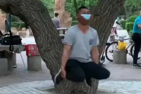 疑惑行为大赏？#沈阳大爷大妈头挂树上锻炼  #奇葩视频封面