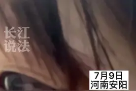 女子画眼线的时候甩了甩#眼线笔 ，没注意到已经漏水，结果漏到眼睛里，从鼻子流出来。视频封面