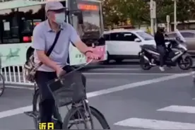 大爷路口等红灯炫车技，是怕地上烫脚吗？网友：你大爷终究是你大爷！视频封面