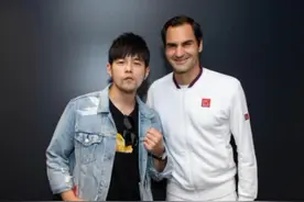 #周杰伦 又吃醋啦，杰伦发文:当#昆凌 跟Roger 聊起网球的時候 我好像局外人一样，以后要开始打网球了视频封面