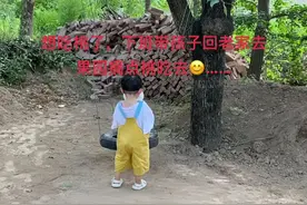 最幸福的事莫过于，一家三口三人同行，珍惜共享美好时光，陪孩子成长告诉他这个世界上的点点滴滴……#小军娃和爸爸相处的时光 #短暂的幸福视频封面