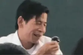 老师来的路上捡了一只小奶猫，课堂上分享给同学们他的开心和溺爱 视频封面