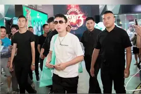 中国最不会败家的富二代 “苏宁太子”张康阳#人物故事 #名人大咖视频封面