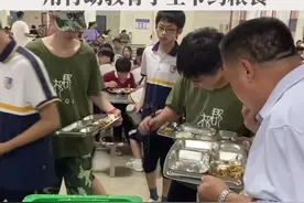 9月6日，湖南永州一高中校长以身作则，守在倒饭的垃圾桶旁，看见有学生饭盘内有剩菜剩饭，就与学生一起把剩下的饭菜吃掉，只为让学生养成节约粮食的习惯！视频封面